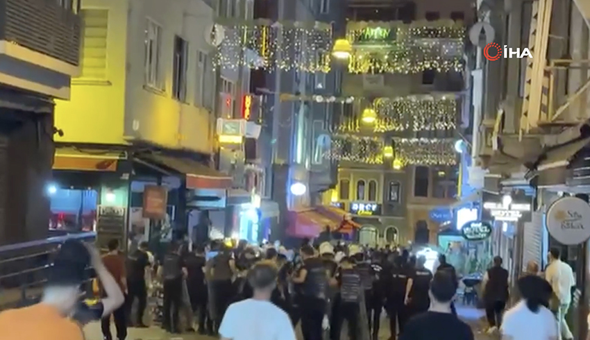 Leman dergisine tepki gösteren vatandaşlar, dergi binası önünde toplandı