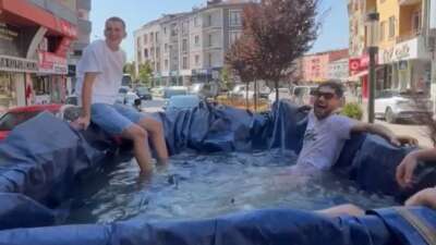 Sıcak havalardan bunaldılar, traktörün römorkunu havuz yapıp şehir turu attılar