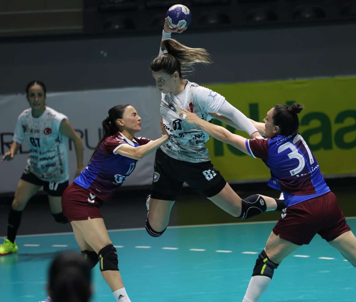 Büyükşehir Hentbol Takımı finalde