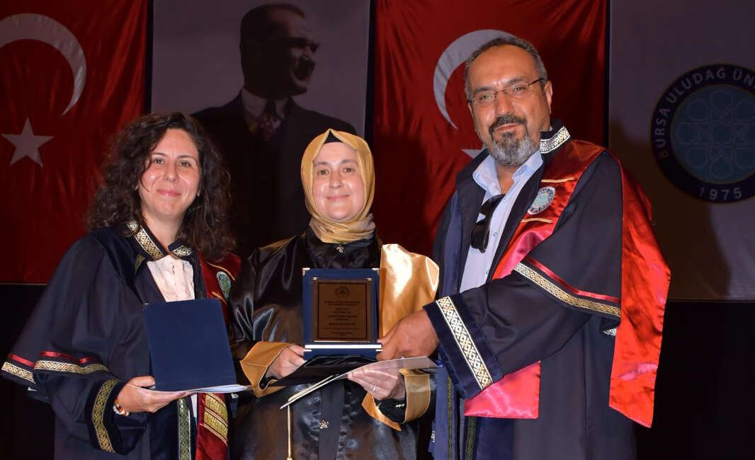 50 yaşındaki 5 çocuklu anne, üniversitede bölüm birincisi oldu Pandemide girdiği üniversite sınavını