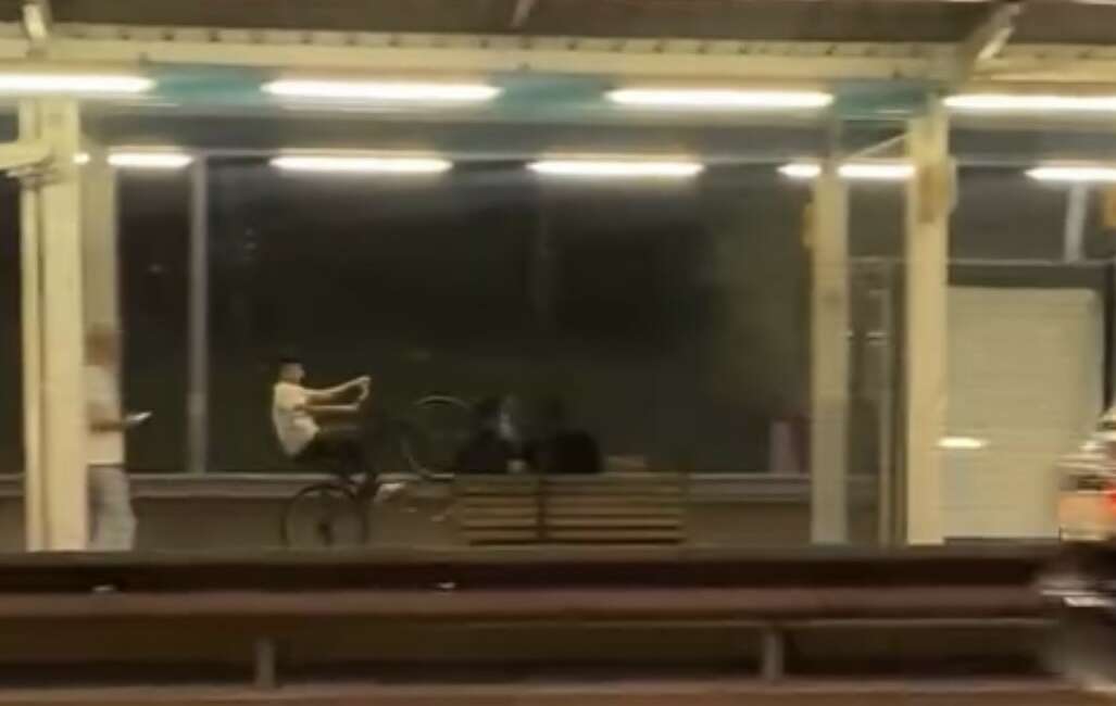 Bursa'da bir bisikletli, şehir