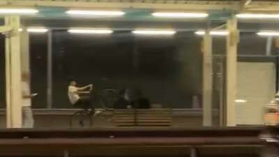 Bursa'da bir bisikletli, şehir içi