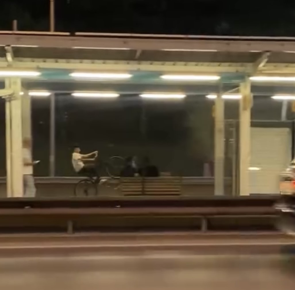 Metro istasyonunda tek teker üzerinde bisiklet sürdü