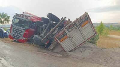 İnegöl’de kum yüklü tır devrildi: Sürücü yaralandı