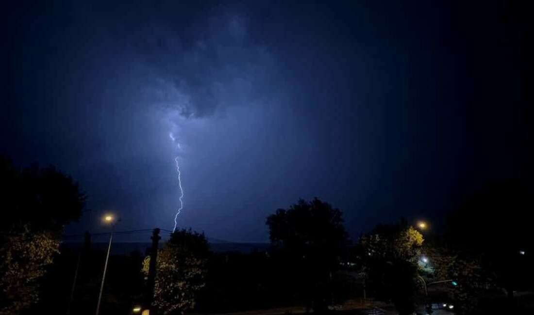Bursa’da şimşekler geceyi aydınlattı Bursa’da gece karanlığı, ardı