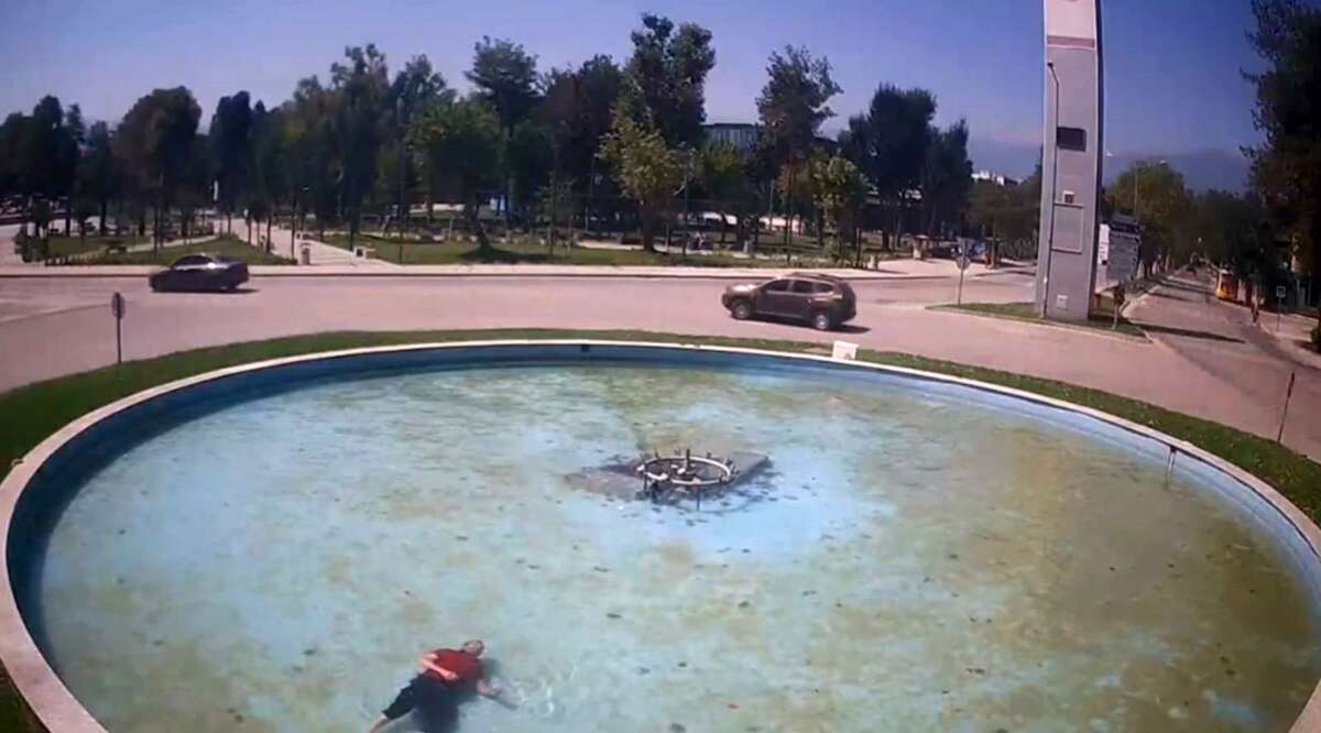 Bursa’da alkollü şahıs süs havuzuna düştü