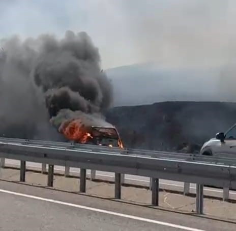 LPG’li otomobil yangını önce tarlaya sonra tıra sıçradı