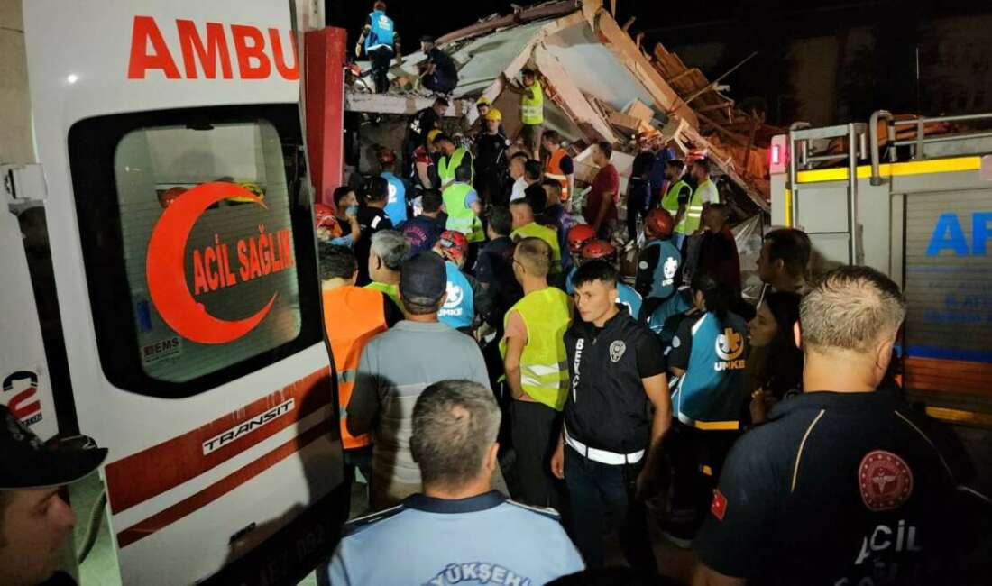 Balıkesir’deki depremde yıkılan binadaki 6 kişinin 6’sı da sağ kurtarıldı Balıkesir'in Sındırgı ilçesinde meydana