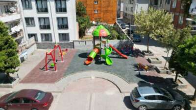 İnegöl Belediyesi eskiyen çocuk parklarını yeniliyor