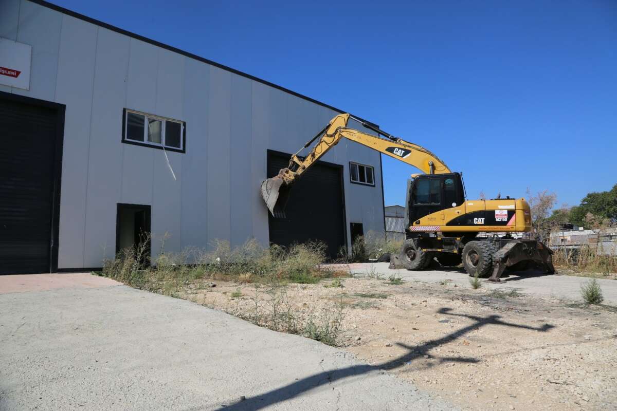 Tahtalı’da kaçak yapı yıkıldı