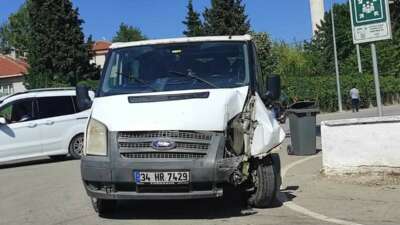 Kamyonet direğe çarptı 3 yaralı