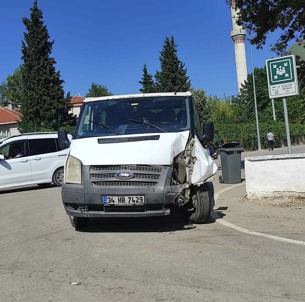 Kamyonet direğe çarptı 3 yaralı