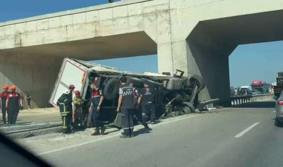 Lastiği patlayan kamyon köprü ayağına çarptı sürücü öldü Bursa’nın Mustafakemalpaşa ilçesinde fireni