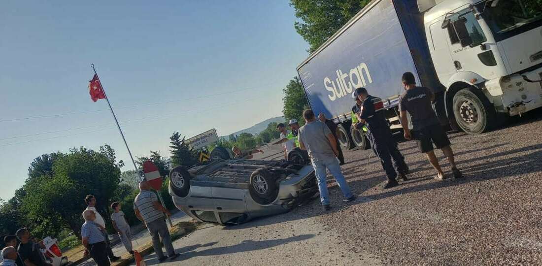 Kamyonla çarpışan otomobil takla attı: 1’i çocuk 5 yaralı Bursa'nın İnegöl ilçesinde kamyon