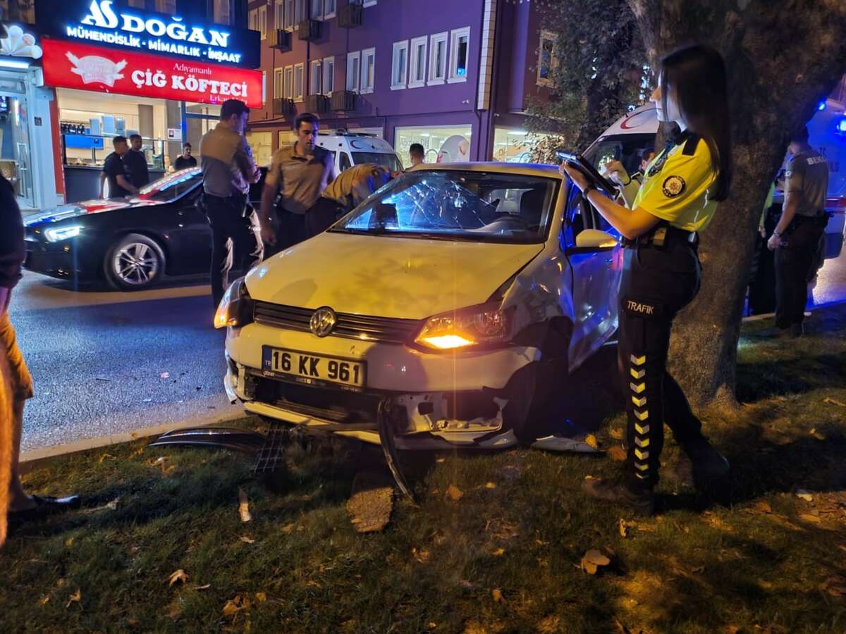  Bursa’da otomobil kamyonete çarptı, sürücüsü yaralandı