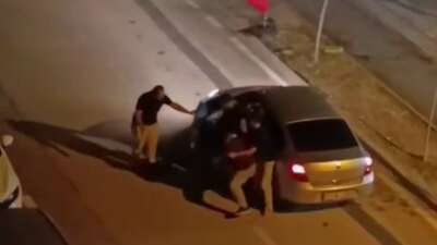 Yolunu kestikleri sürücüyü araçta darp ettiler