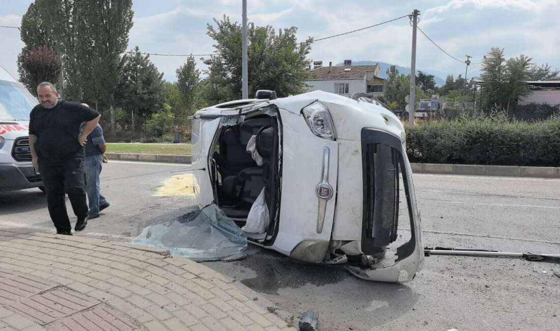 Kontrolden çıkan araç taklalar attı, 2 kişi yaralandı Bursa'nın İnegöl ilçesinde meydana