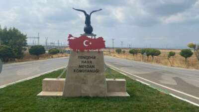 Türk Bayraklı kartal heykeline büyük ilgi