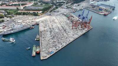 Haydarpaşa Limanı’nda binlerce ithal sıfır araç havadan görüntülendi