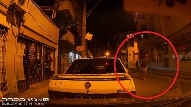 Ters yöne girdi, park halindeki araçlara çarptı… Olay yerinden böyle kaçtı Bursa’nın Osmangazi ilçesinde ters