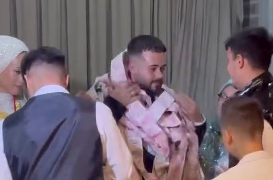 Bursa’da damadı paraya boğdular Bursa’da düzenlenen bir düğünde