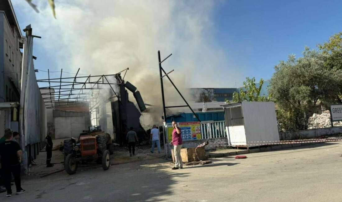 Bir kıvılcım yıkımı süren fabrikayı küle çevirdi Bursa’nın Nilüfer ilçesinde yıkımı