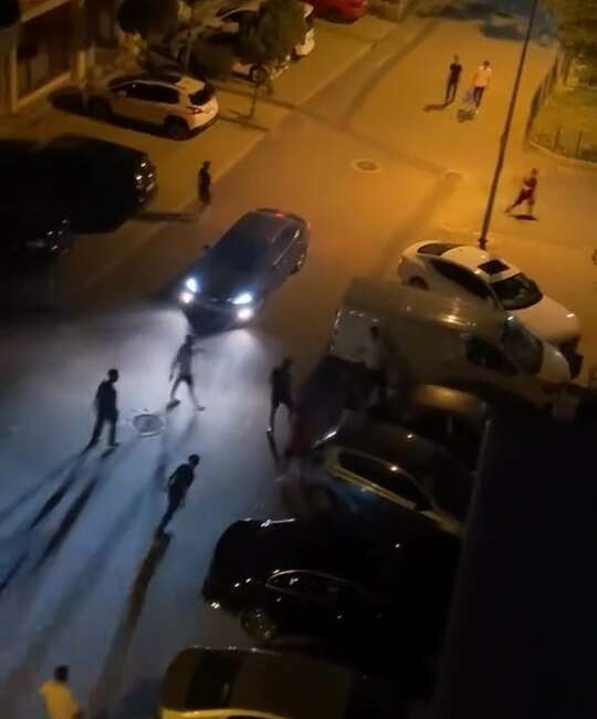 Bursa’da mahallenin gençleri bir birine girdi Bursa'da mahallenin gençlerinin tekme