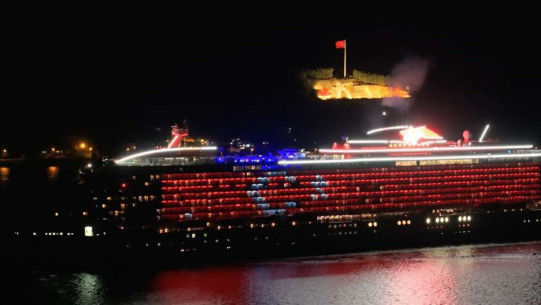 Çanakkale Boğazı'ndan geçen Bahamalar