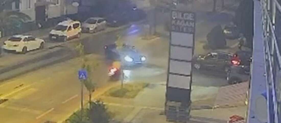 Genç motorcunun kaza anı kameralara böyle yansıdı Bursa'da 16 yaşındaki motosiklet