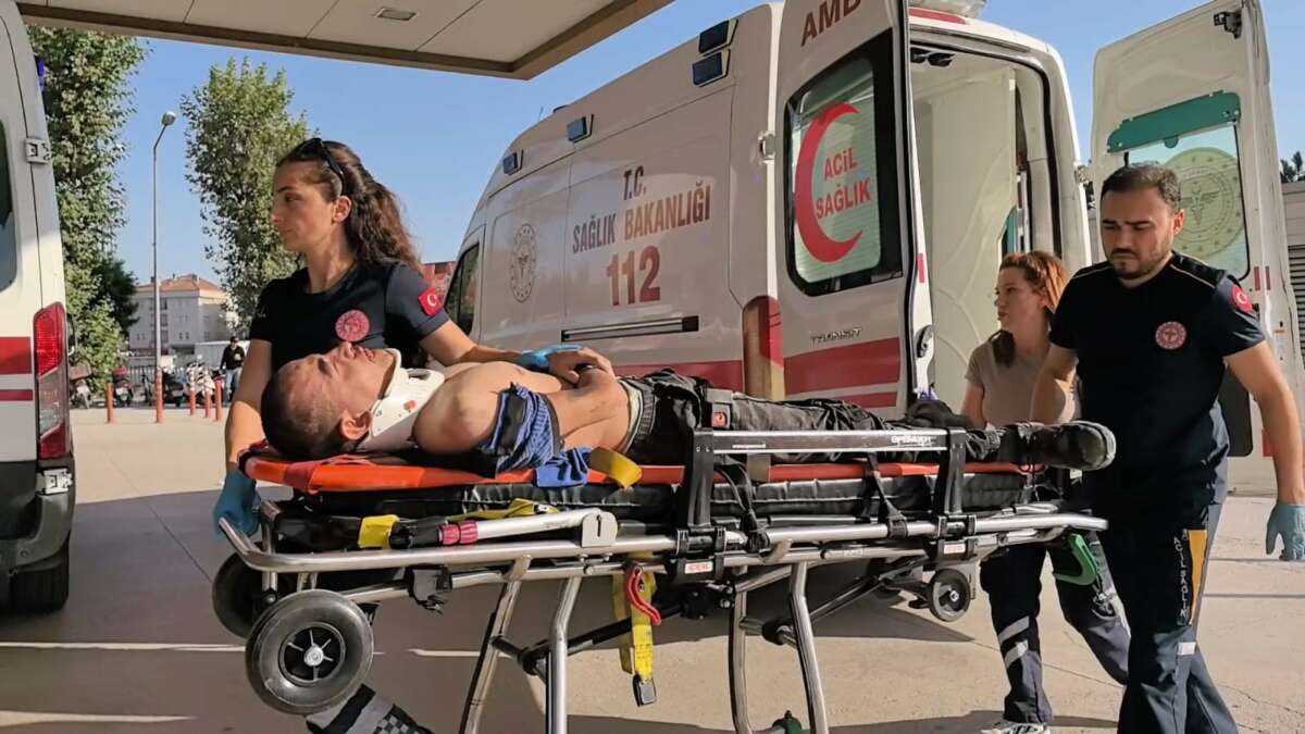 Cam fabrikasında işçi makineye sıkıştı