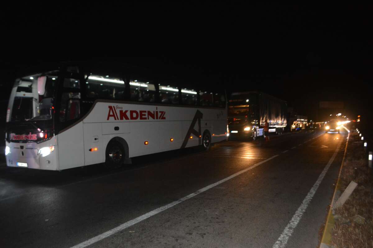 Ayvalık’ta kırmızı ışıkta zincirleme trafik kazası: 1 ölü, 3 yaralı