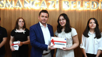 Başkan Erkan Aydın başarılı öğrencileri ödüllendirdi