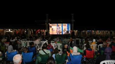 Başkan Erkan Aydın vatandaşlarla ‘Bursa Bülbülü’ filmini izledi