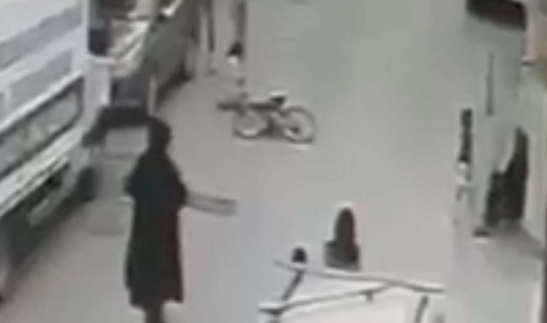 Bisikletiyle kontrolden çıkan çocuk otomobile çarptı, kaza anı kamerada Bursa’da bisikletiyle kontrolden çıkan