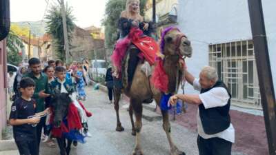 Böyle düğün görülmedi, anne deveye sünnet çocuğu Midilliye bindi