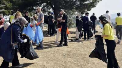  Bu kez yürüyüş değil, temizlik için bir araya geldiler