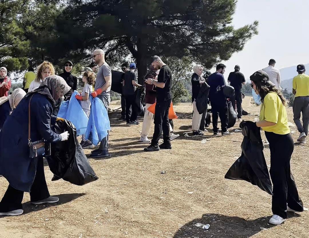  Bu kez yürüyüş değil, temizlik için bir araya geldiler