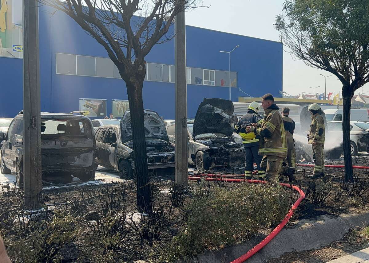 Bursa’da AVM otoparkında yangın: 6 araç kül oldu