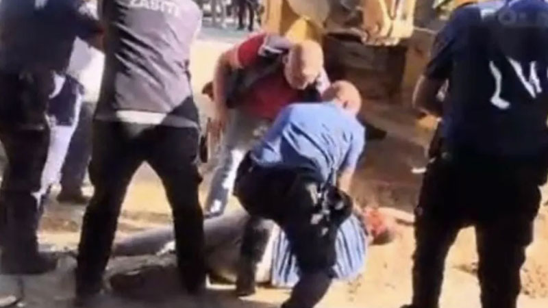 Bursa’da kaçak kafeterya yıkımında arbede: 1 polis yaralı, 3 gözaltı Bursa’nın Osmangazi ilçesi 1050