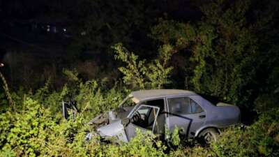 Bursa’da kontrolden çıkan otomobil şarampole uçtu: 2 yaralı