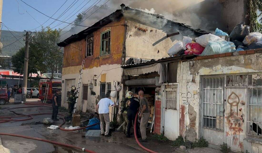 Bursa’da müstakil ev alevlere teslim oldu: Dumanlar kenti kapladı Bursa’nın Osmangazi ilçesinde çıkan