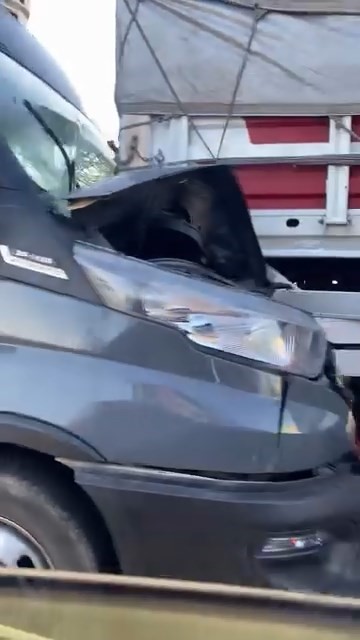 Bursa’da tır ve kamyonların karıştığı zincirleme kaza: 2 yaralı Bursa'nın Karacabey ilçesinde tır