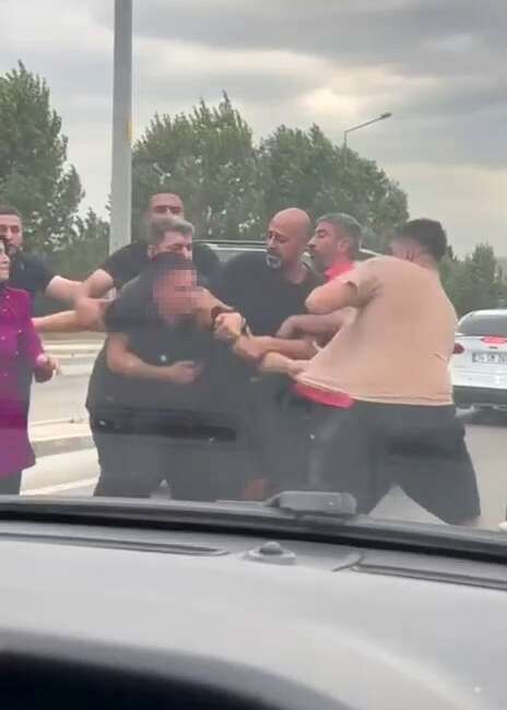 Bursa’da yol verme kavgası kamerada: Vatandaşlar zor ayırdı Bursa'da trafikte yol verme