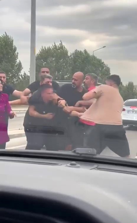 Bursa’da yol verme kavgası kamerada: Vatandaşlar zor ayırdı