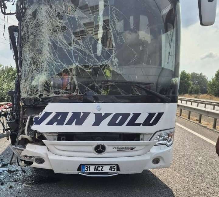 Bursa’da yolcu otobüsü ile tır çarpıştı Bursa'nın İnegöl ilçesinde tır