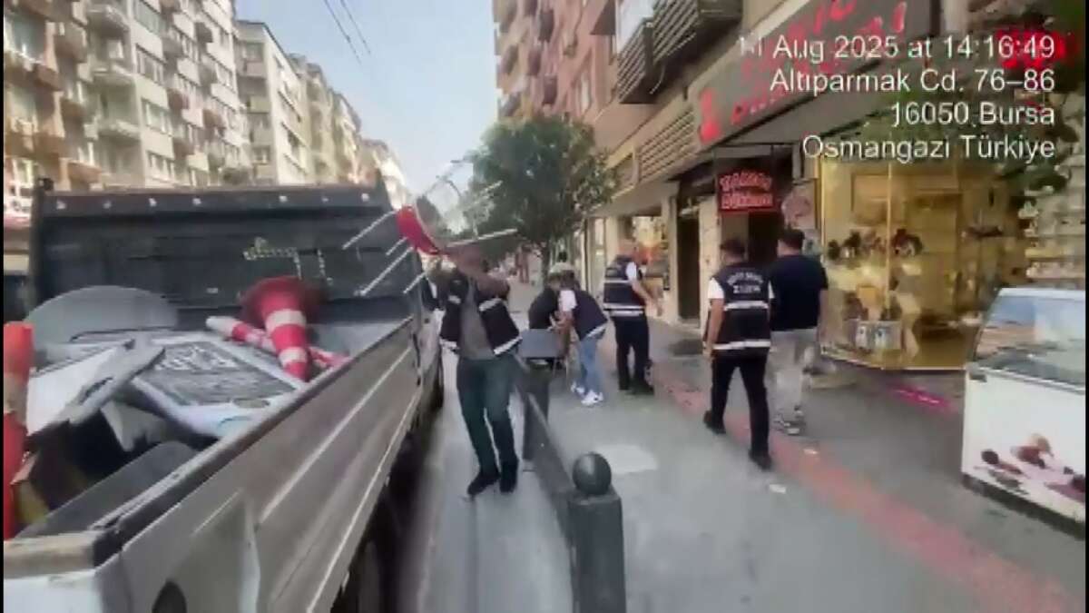 Bursa’da zabıta dakikalar içinde kaldırım ve sokakları böyle temizledi