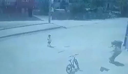 Caddeye fırlayan 4 yaşındaki çocuğa otomobil çarptı