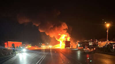 Çamaşır makinesi yüklü tır alev topuna döndü
