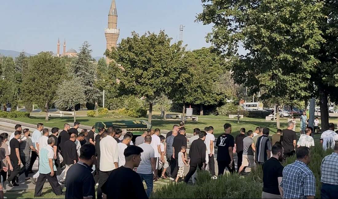 Eski kocası tarafından bıçaklanarak öldürülen kadın toprağa verildi Bursa'da eşi tarafından bıçaklanarak
