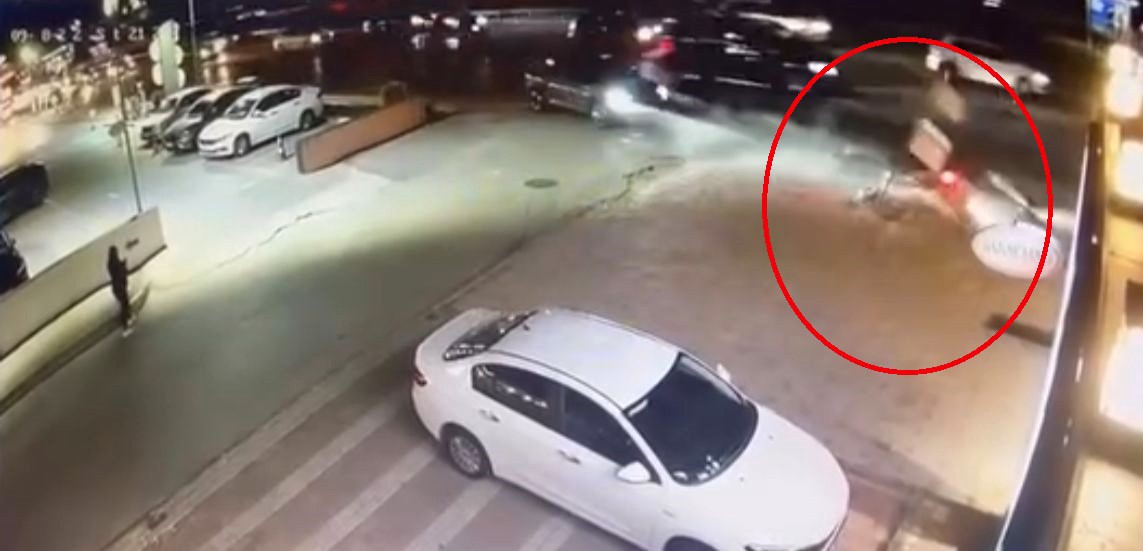  Hızla ilerleyen motosikletli böyle kaza yaptı